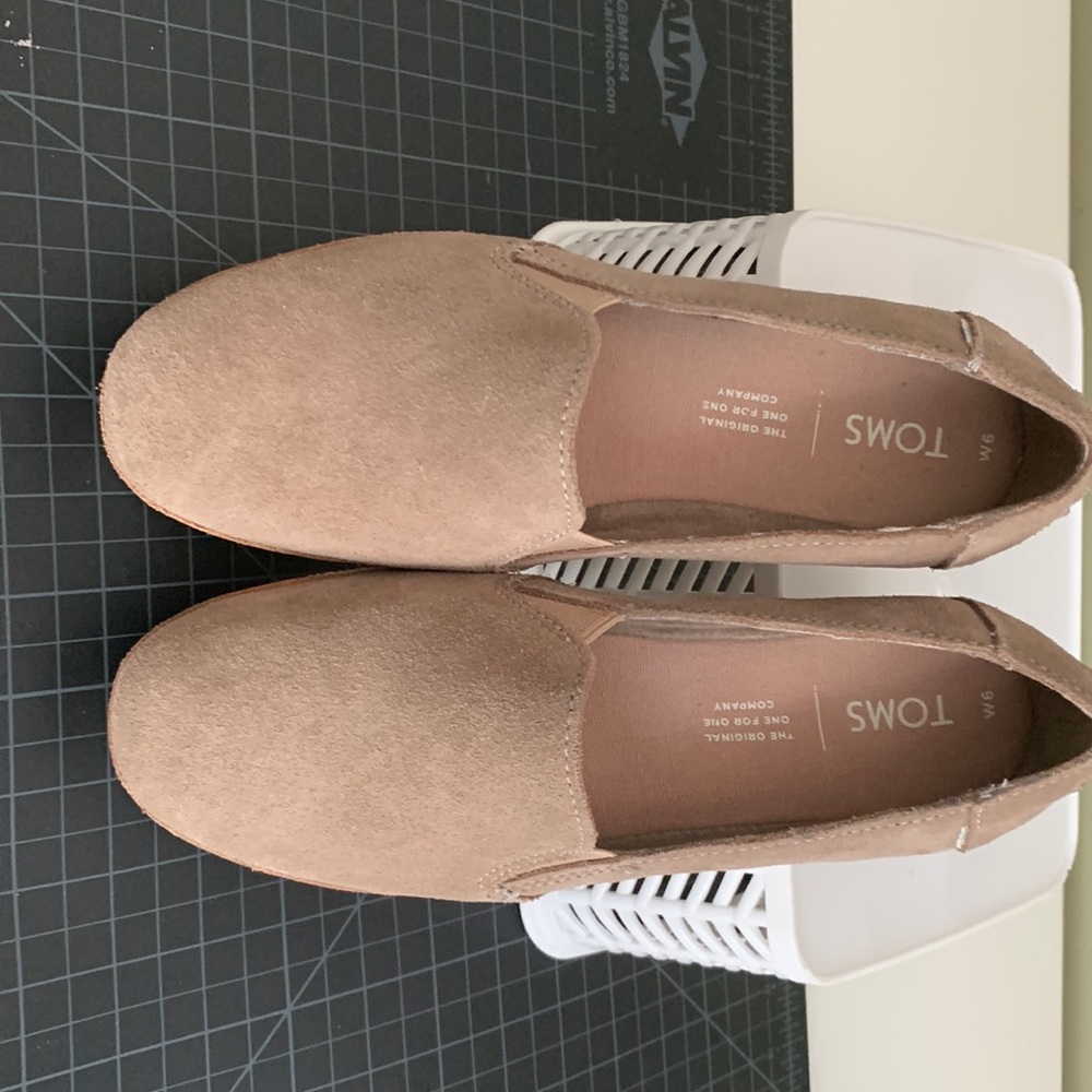 New Toms Suede loafers. Tan size 6
